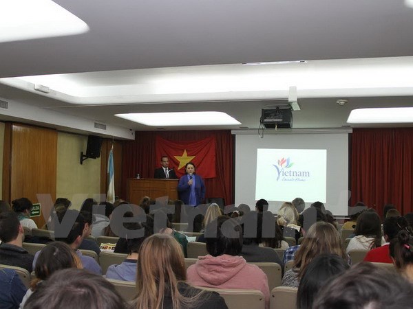Workshop on Vietnamese culture organized in Argentina